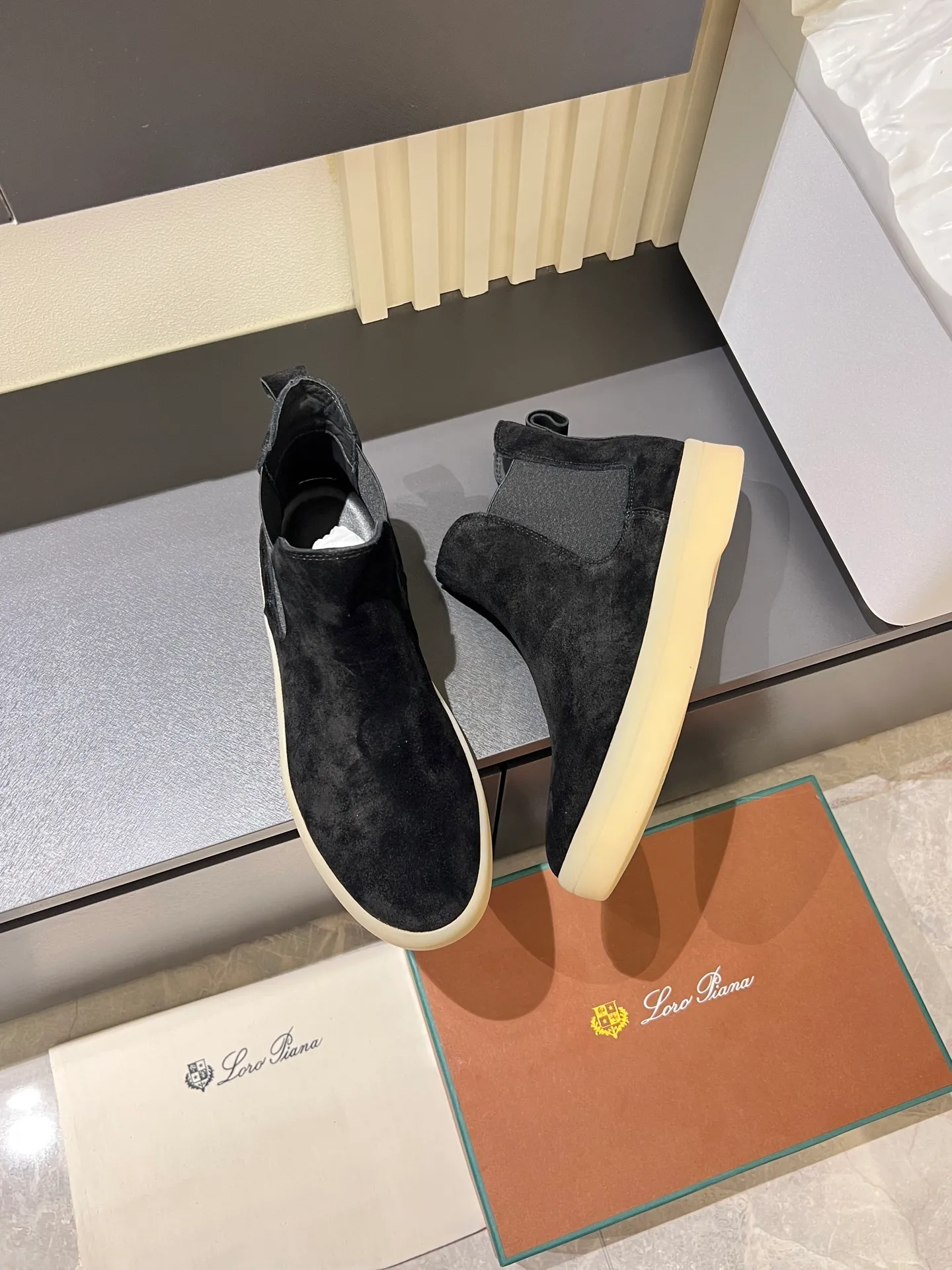 p440 Loro Piana's new niche winter men's mid-top shoes are shipped! The fabric is made of mercerized cowhide imported from Italy, with a sheepskin lining, which is comfortable, breathable and not stuffy to the feet. The outsole is made of natural rubber, which is wear-resistant and non-slip! Size: 38-44 (45.46.)